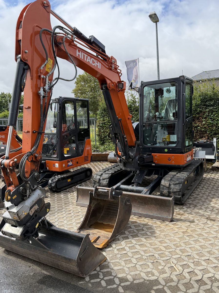 Hitachi ZX48 MTC gebraucht kaufen – Seitenansicht
